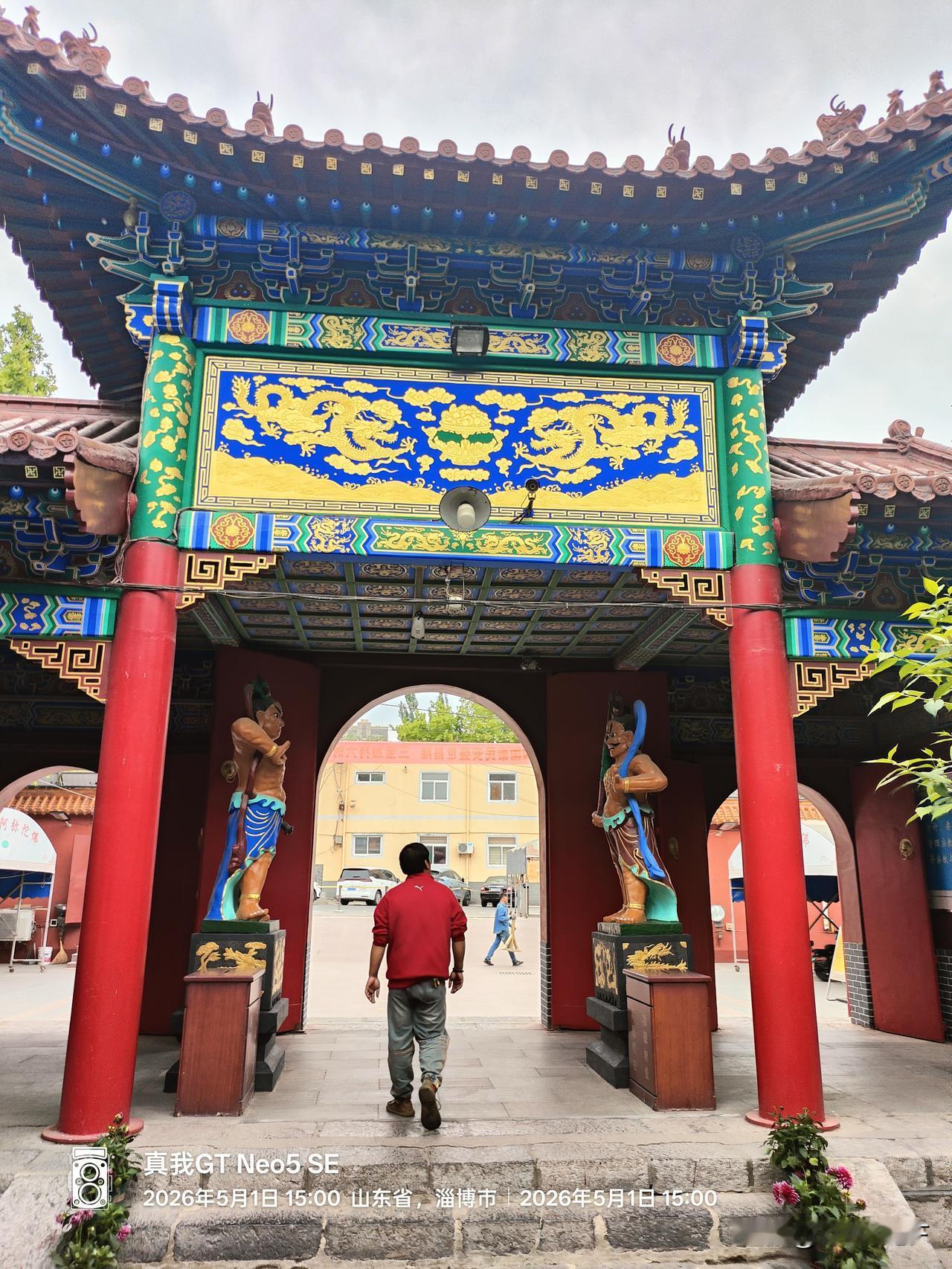 中国人前往寺庙，绝大部分是临时抱佛脚。求财的，给财神爷上香；求子的，给送子娘娘上