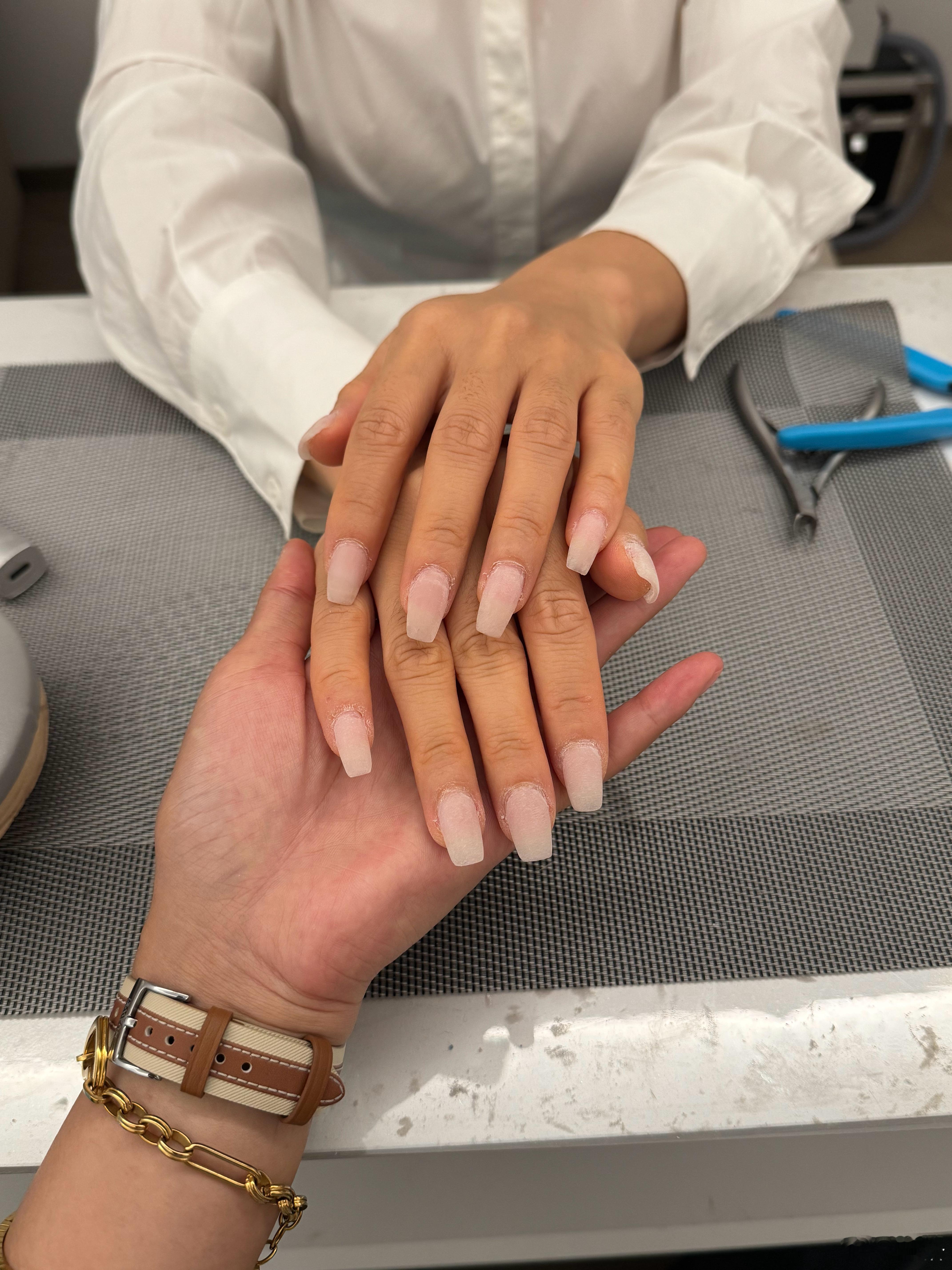 今天兼职当我朋友的私人美甲师，帮我朋友做美甲💅，好看不(๑¯◡¯๑) 