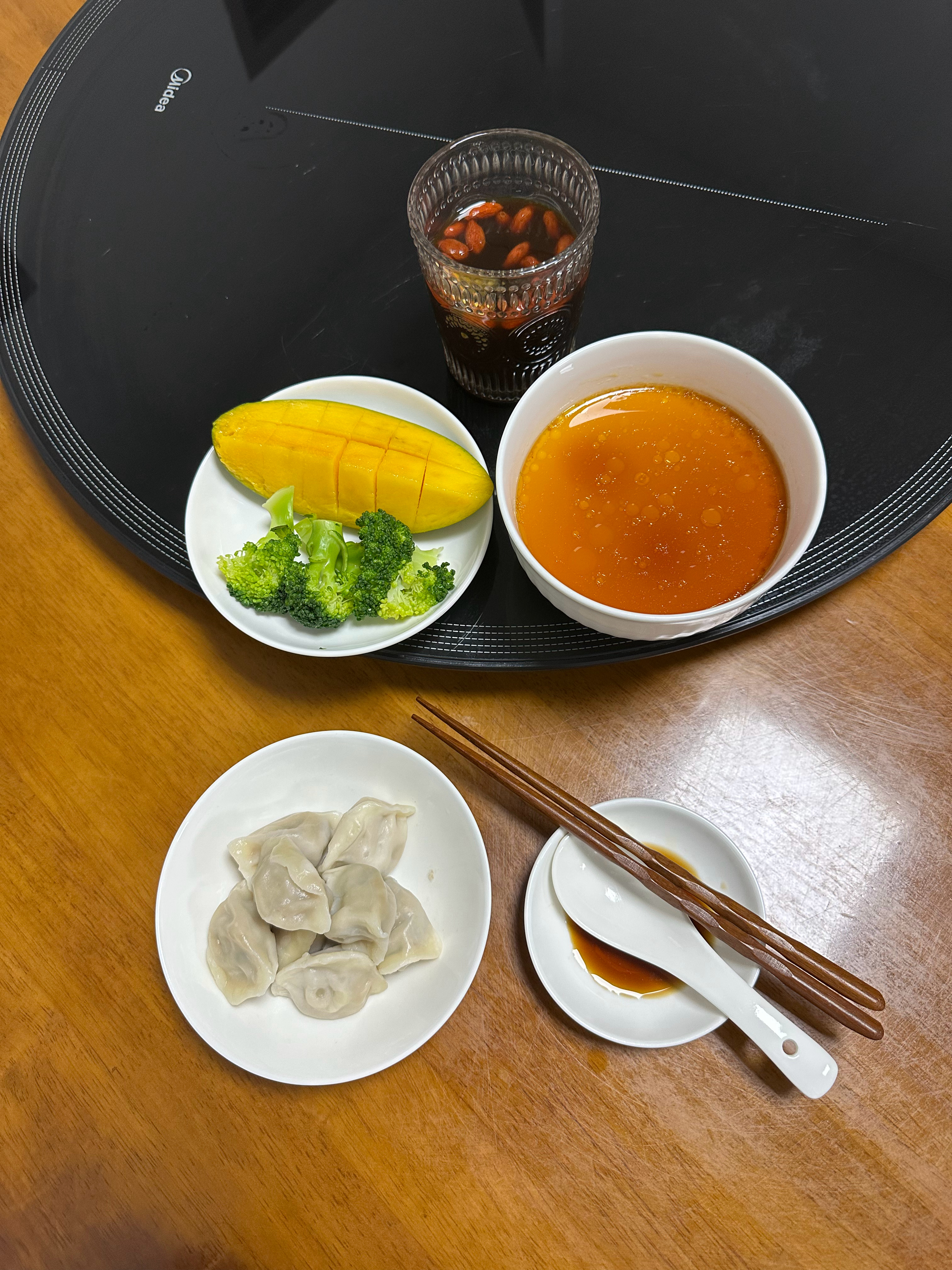 蒸蛋、芒果、西兰花、枸杞咖啡。  ​​​