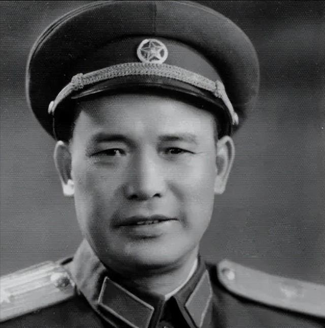 1946年，解放军为投诚的2000土匪设宴接风。席间，匪首脱下大衣，顺手挂到墙上