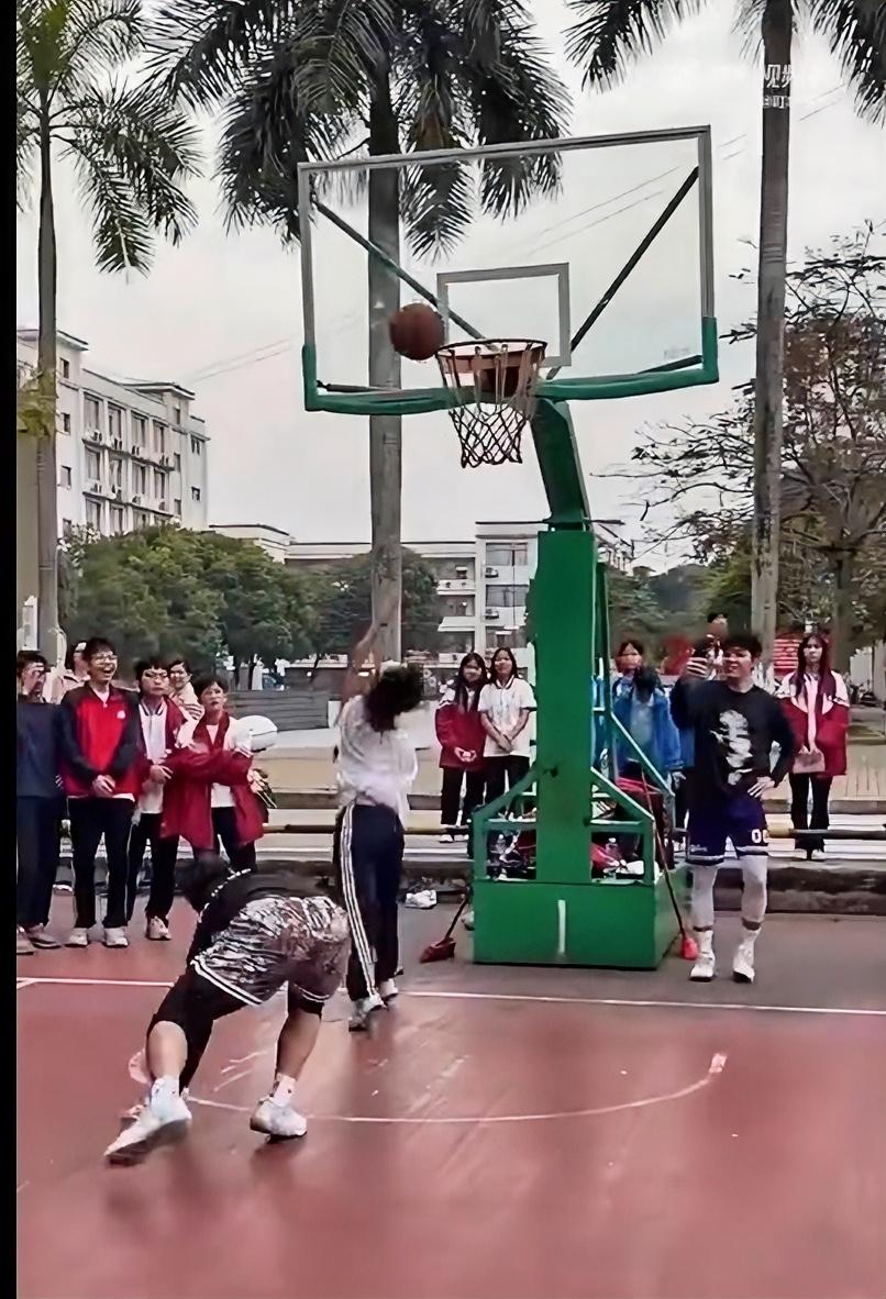 广西女生打篮球火了！高难度进球看呆男生

12月7日，广西崇左龙州县高二女生冯敏