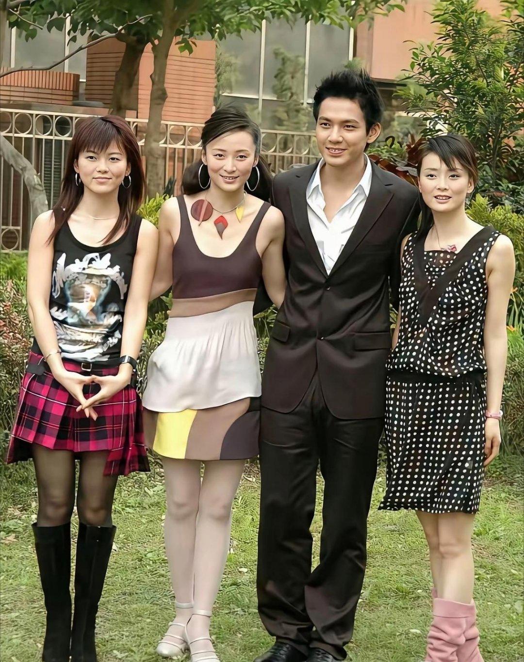 这张旧照里藏着四种人生：李湘、蒋勤勤、钟汉良、王艳，年轻时站一块儿，谁想得到后来