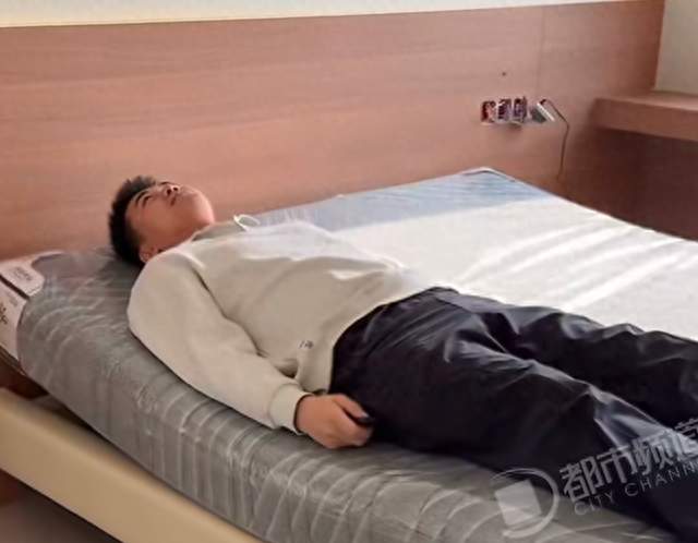 男子花2900元网购实木床，安装时感觉声音不对劲，钻孔验出真假，当事人：退货了，费用商家全包