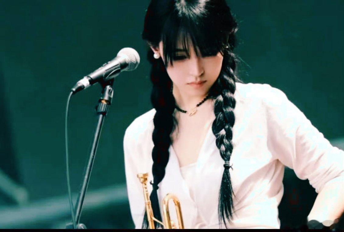 小号手郜一霏签约新公司了 谁懂这份惊喜！央音科班小号手郜一霏跨界太绝，签约新公司