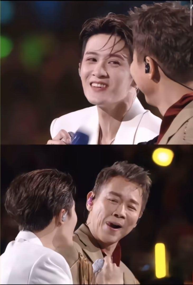 陶喆开团 檀健次秒跟 看得出来陶喆很满意和檀健次的合作，在台上都唱嗨了，俩人喜笑
