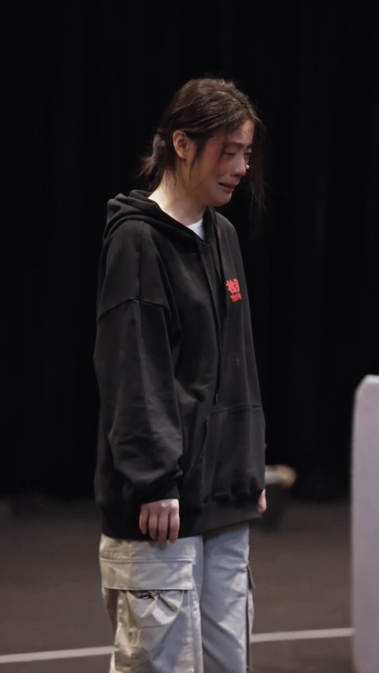 看陈丽君这段请自备纸巾 她以细腻演技刻画角色悲苦，唱腔带着哭腔，动作满是绝望，每