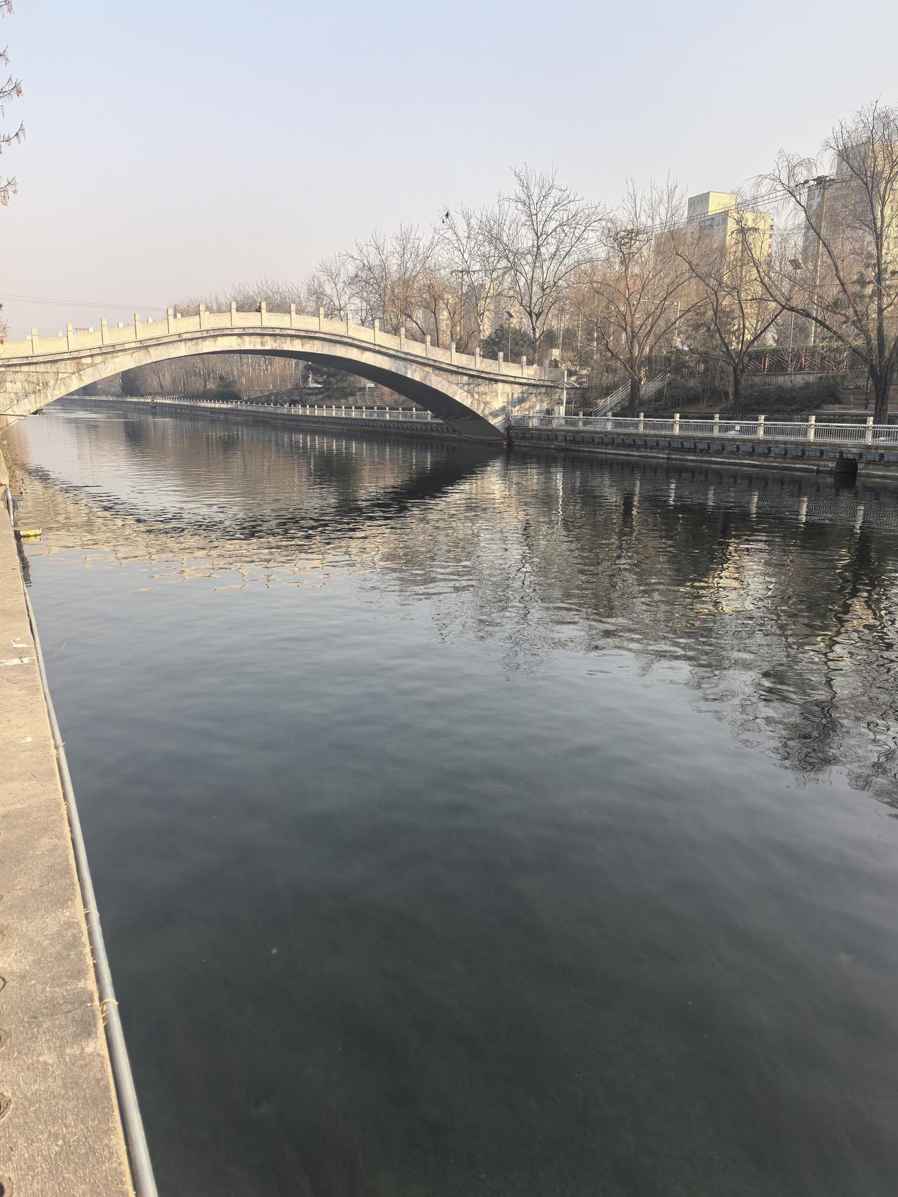 北京独有的美，藏在护城河与桥里。沿着中轴线，能一路感受这份独特。
永定门旁的护城