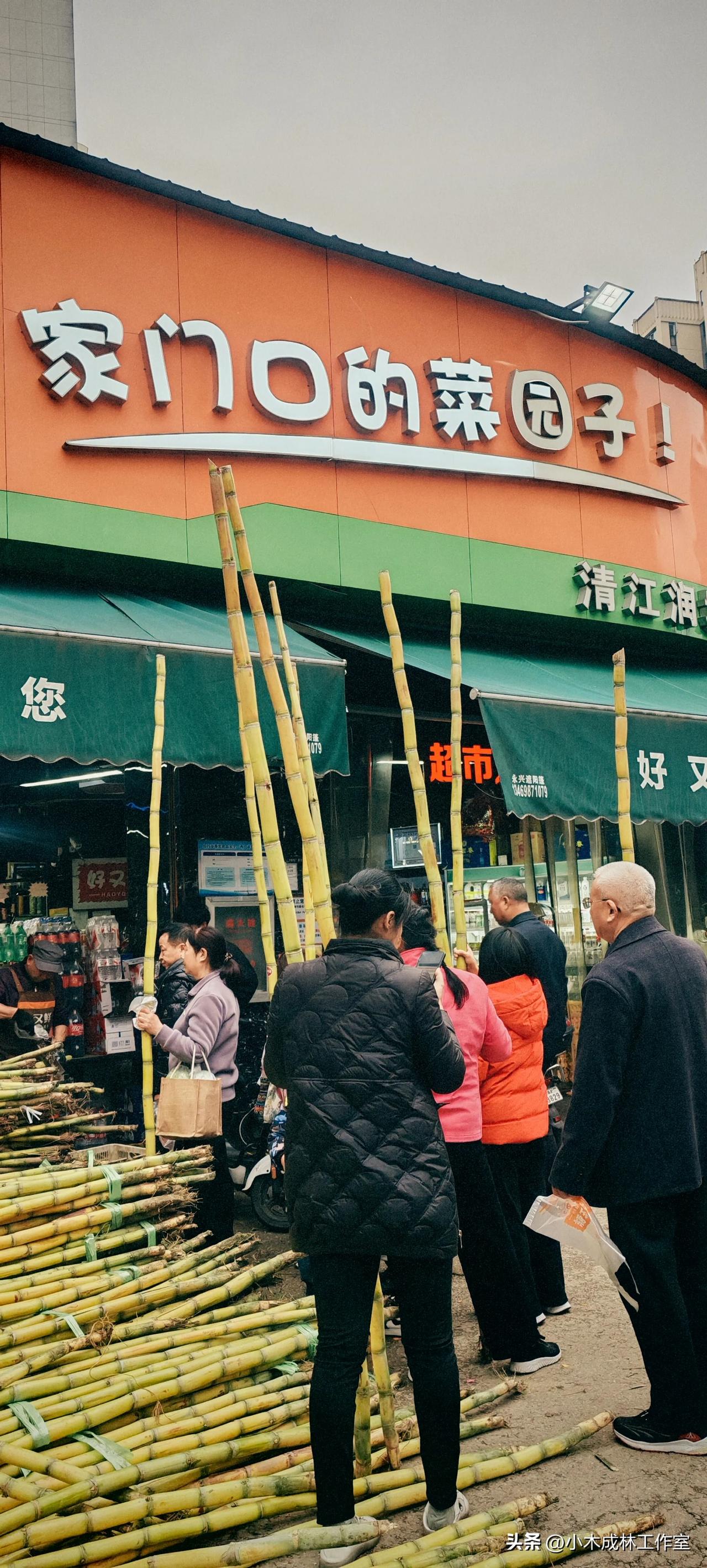 地点：宜昌市夷陵区东湖大道，直击：一超市门口看到这样的场景，排长队买甘蔗还是头一