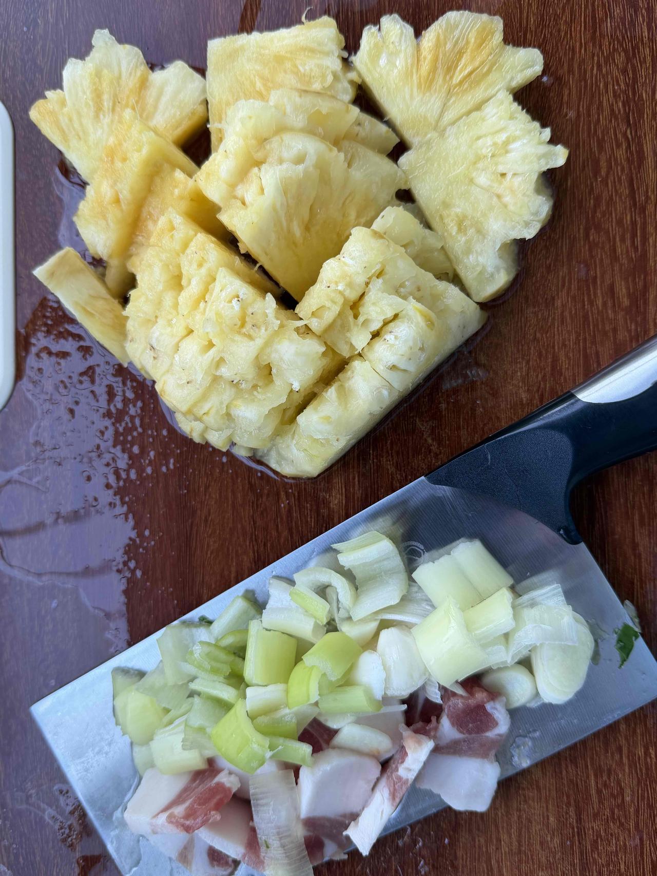 今天中午，我做凤梨炒肉和青菜西红柿汤，吃米饭。
凤梨，是前天，我在超市买的，当天