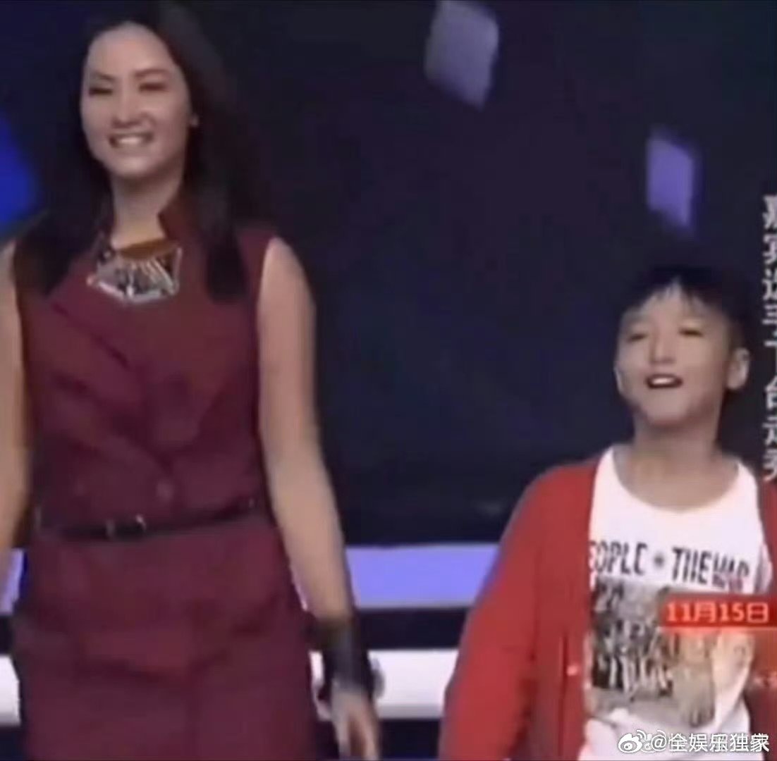 王俊凯小时候和瞿颖走过秀 小时候的王俊凯走秀超认真，和瞿颖同框画面太珍贵！西班牙