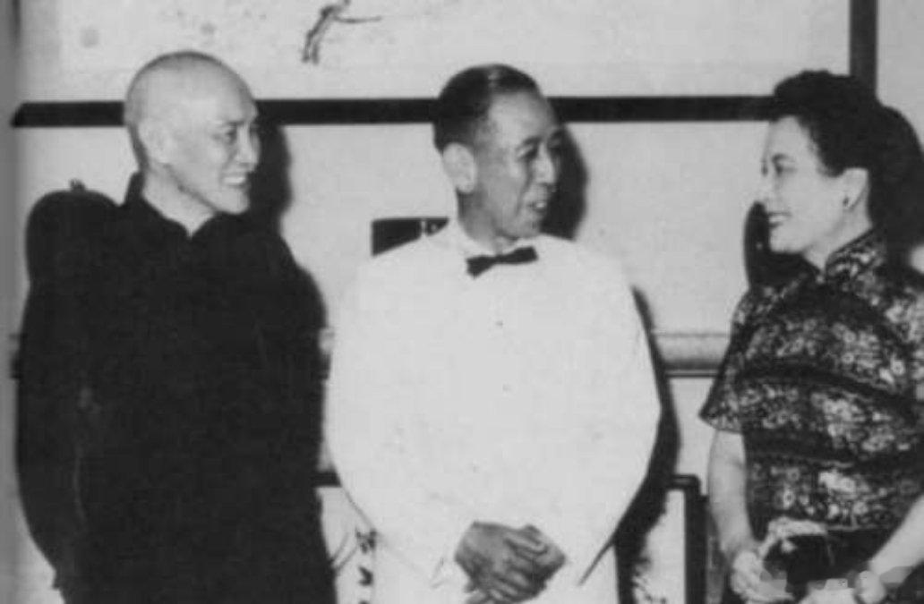 这张老照片，足以证明蒋介石是汉奸，他抗日是消极的。他释放岗村宁次，战后会见侵华甲