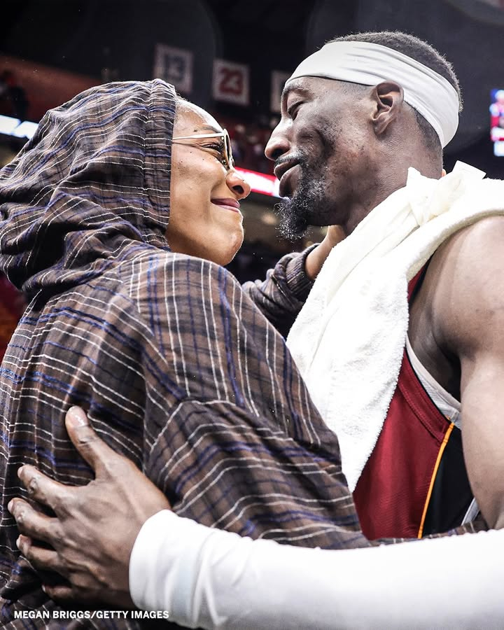 阿贾的“玄学”：我一坐下阿德巴约就罚丢，吓得我赶紧躲通道看球！阿贾：我躲在一边，