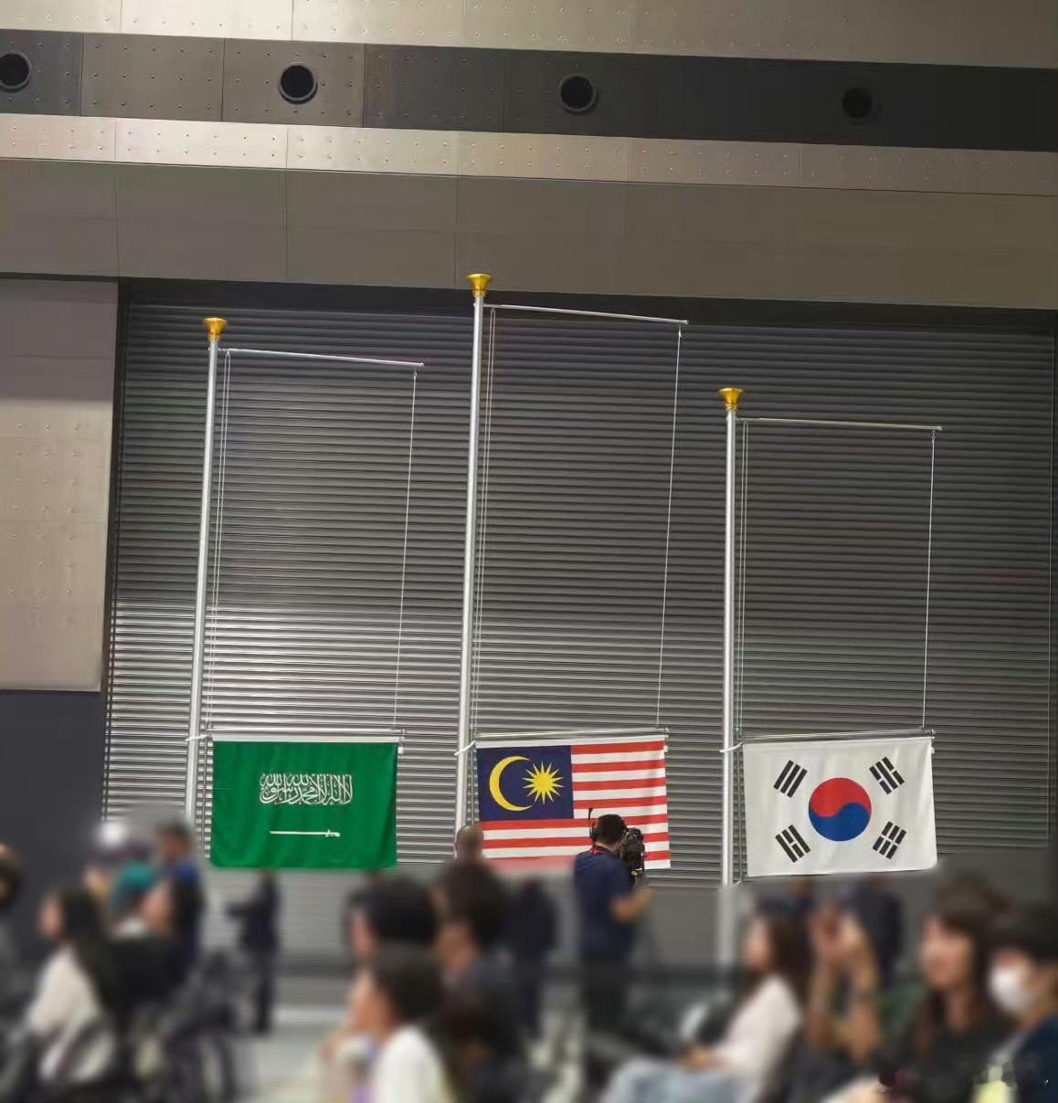 亚运电竞项目升国旗很简陋一句话：简陋是真的简陋，但“简陋”的不是国旗，是主办方对