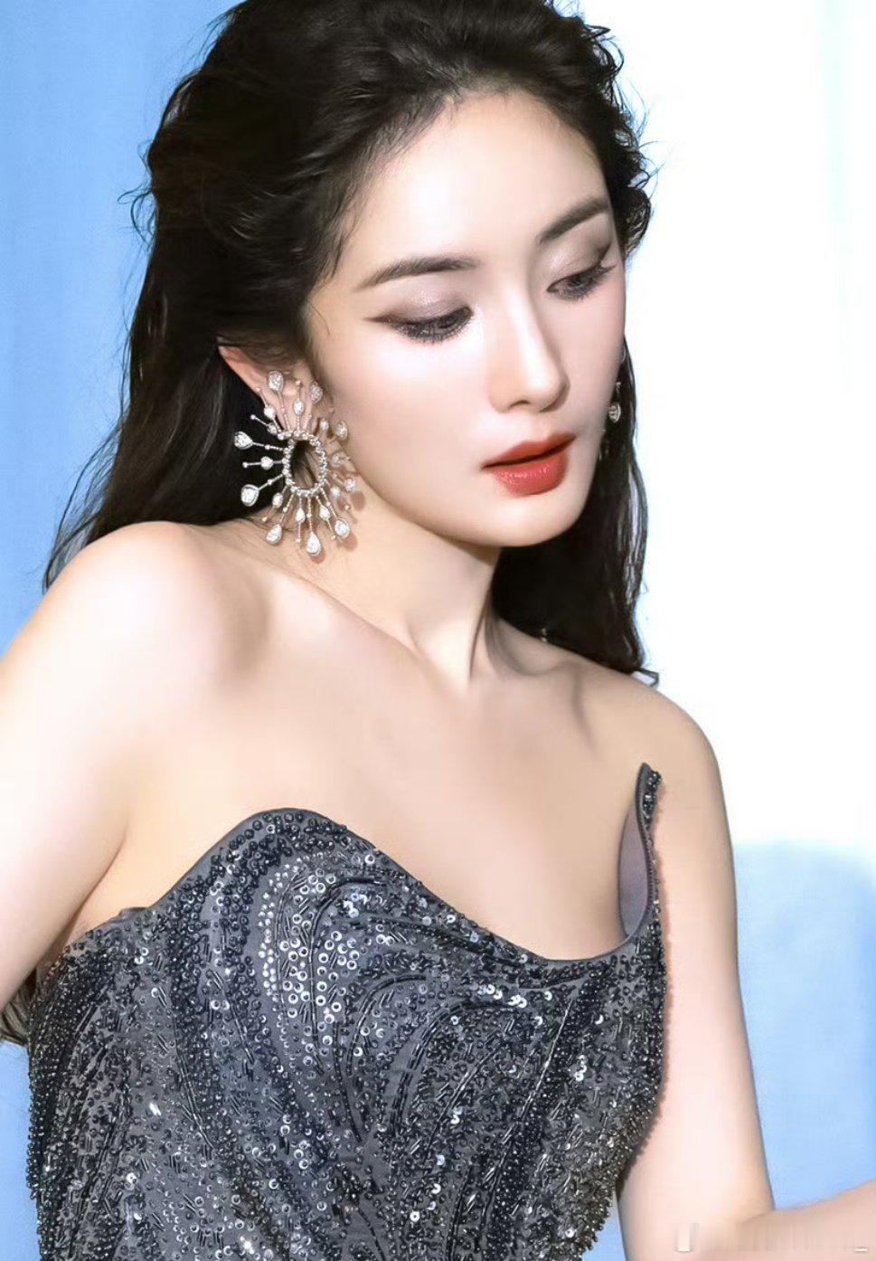 #谷爱凌给杨幂颁奖##杨幂[超话]#幂姐美的好标致，我又想起来昨天那一组抽象文案