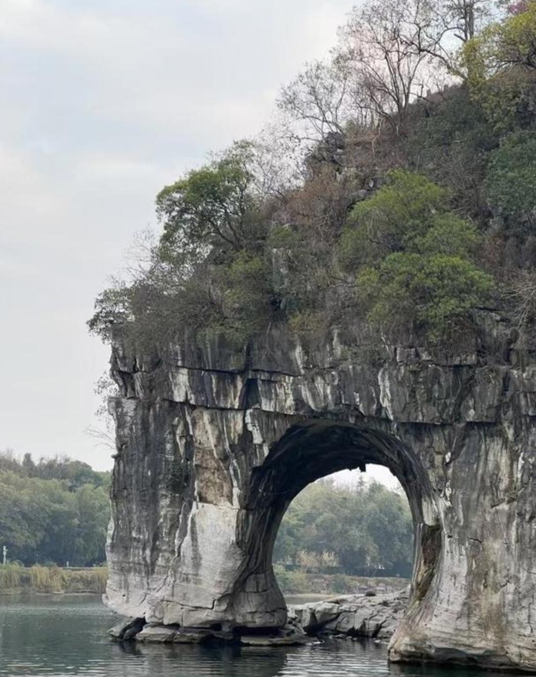〔欣赏图片〕
图中画面真漂亮！
山在河中多壮观；
中间还有一个洞；
无限风光在险