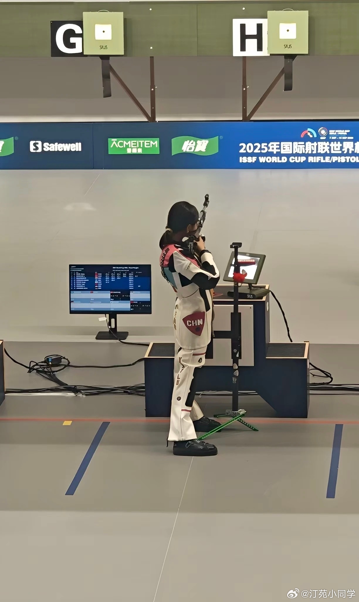 射击世界杯宁波站女子10米气步枪，首次参加世界杯的16岁小将彭鑫露揽下这枚金牌的