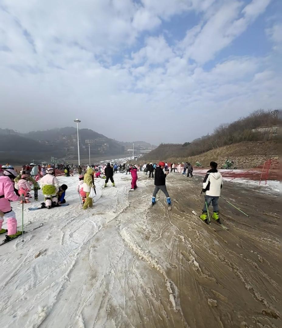 南方滑雪场和北方滑雪场差异真的很大啊！安吉云上草原滑雪场开业后江浙沪这一圈南方人