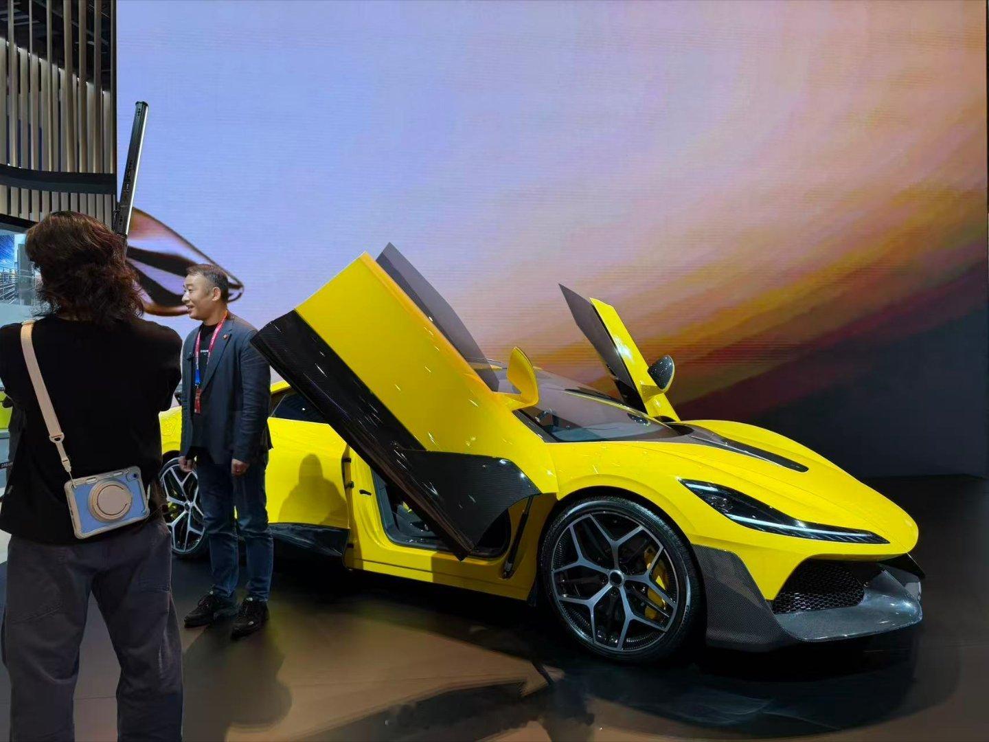 一张图证明你来过北京车展 2026北京车展实拍这台亮黄色剪刀门纯电超跑，气场直接
