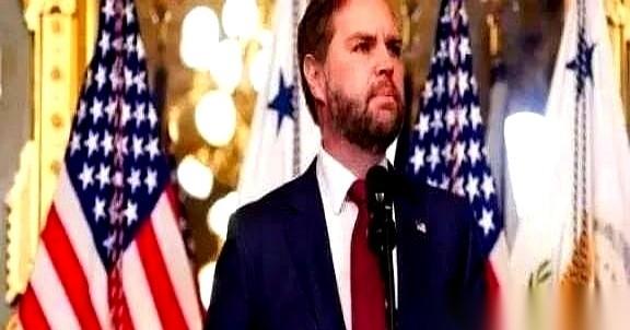 美国一个前副总统，叫万斯，最近公开捶大腿。
说后悔了。
悔什么？悔当年苏联倒下后