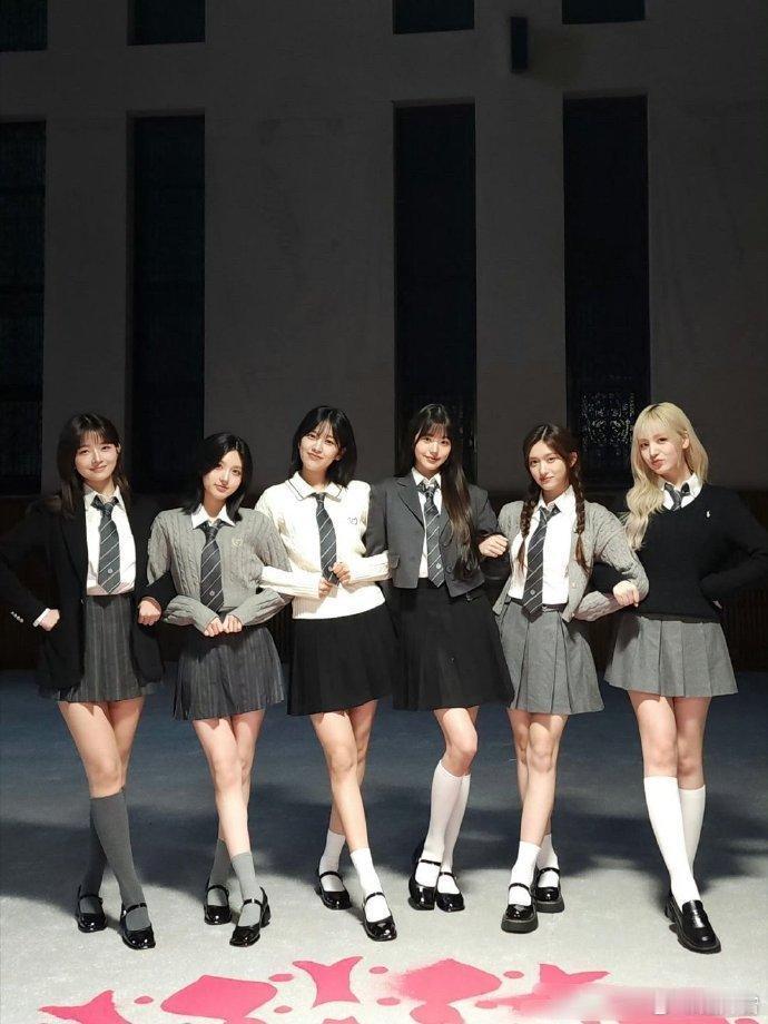 张元英和别人合影脚永远伸这么远 ​​​