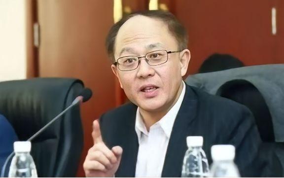 中美“差距”究竟在哪？邱震海语出惊人：中国辛辛苦苦在14亿人中培养人才，老美是在