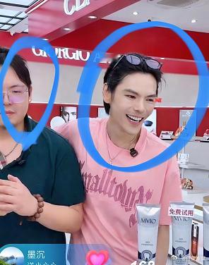 5亿都捧不红，200万短剧却让向佐口碑翻盘？别光顾着笑，这事儿其实挺打脸的。 真