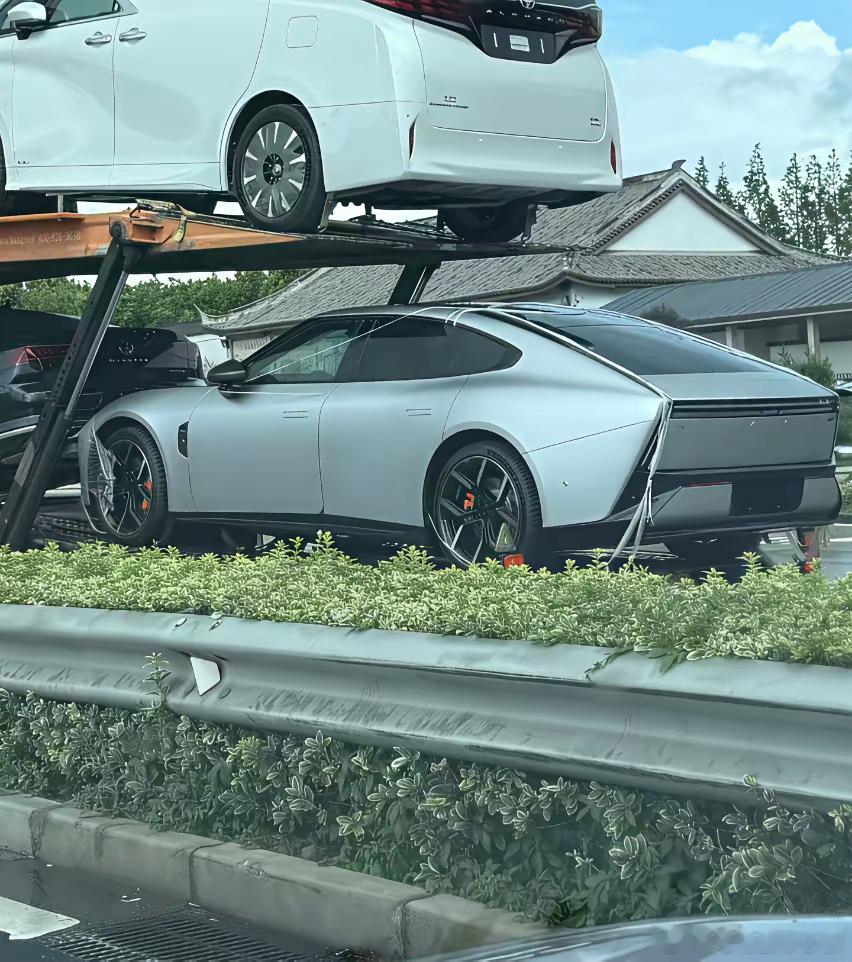 小鹏新 P7 开始发运了，是不是快要发布了？再附上几张最近被拍到的照片，演员李国