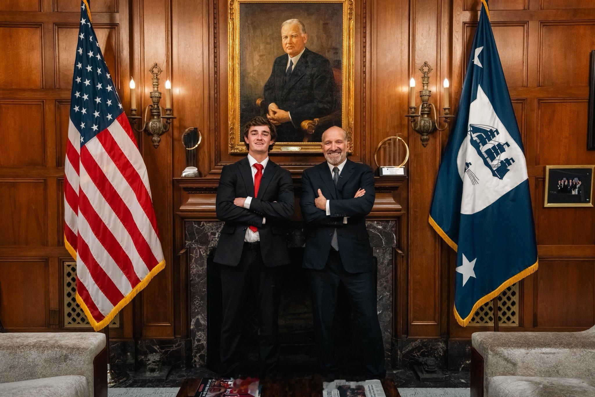 反诈宣传员Nick Shirley和商务部长Lutnick。海外新鲜事