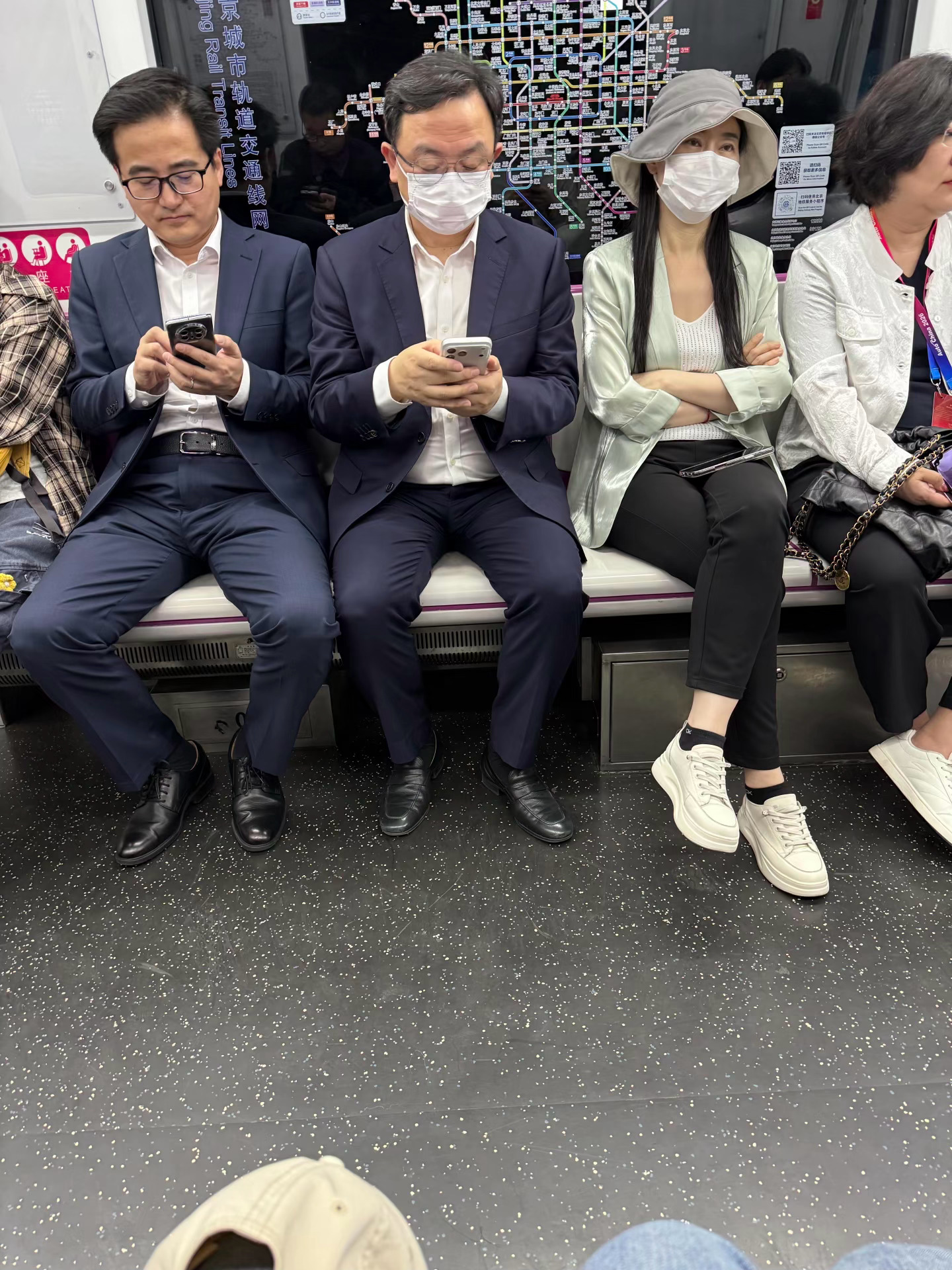 王传福坐地铁去北京车展可以说相当接地气千亿总裁专车VIP通道也没毛病吧？地铁上王