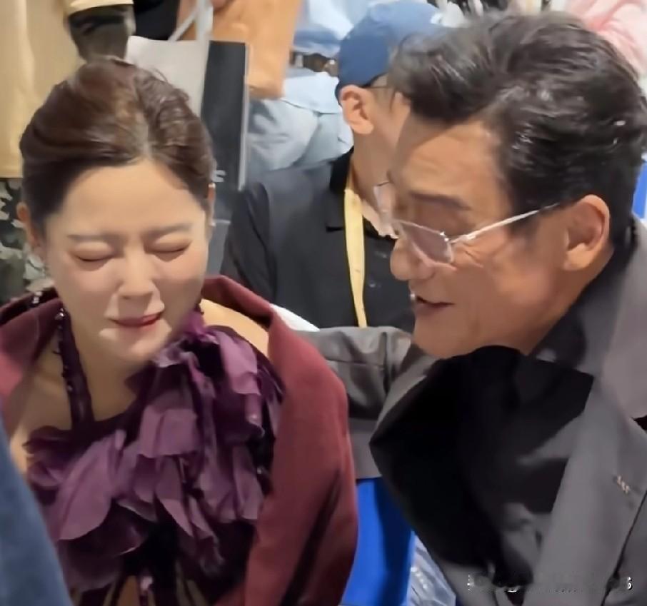 看到影帝梁家辉和辛芷蕾同框，
真是有趣的组合！
家辉哥亲切随和，
没一点架子，