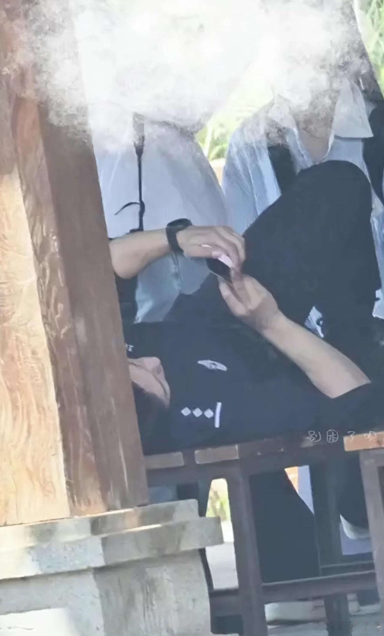 黄景瑜  黄sir又开始随地大小躺了，这松弛感没谁了