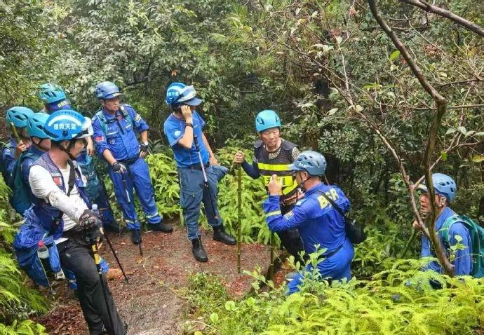 台州蓝色超人在蓝天下的守护牺牲休息时间坚守救援一线，用专业与无畏守护生命，默默奉