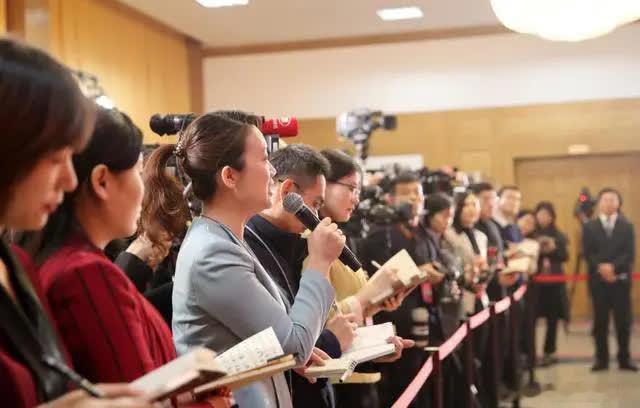 特朗普在世界四处点火，先搞委内瑞拉，又搞格陵兰岛，接着扬言吞并加拿大，然后又搞出