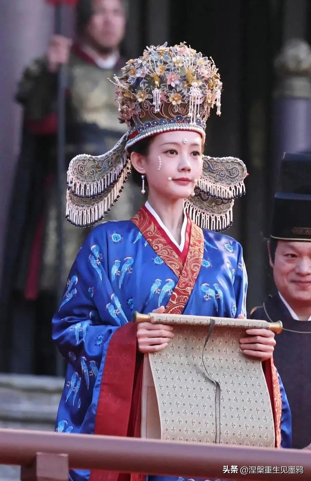 李一桐《金枝》的路透造型曝光，在路透照里，无论是服饰还是头饰都别具特色，她能很好