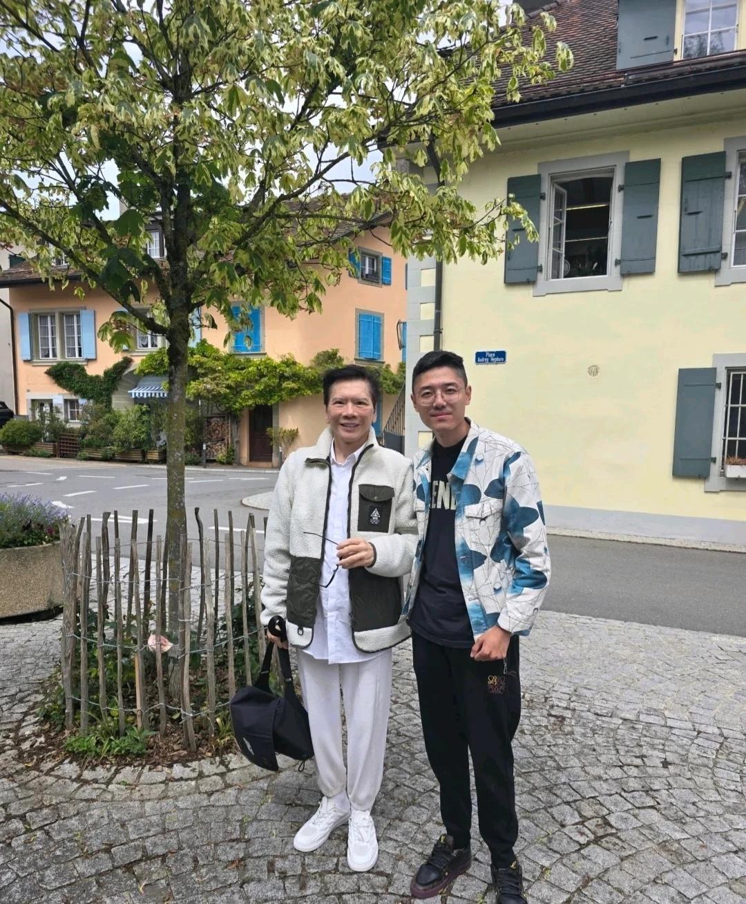 向华强比向太更像老太太。
向华强越老越慈祥，慈眉善目的，面相不错。
当年的向华强