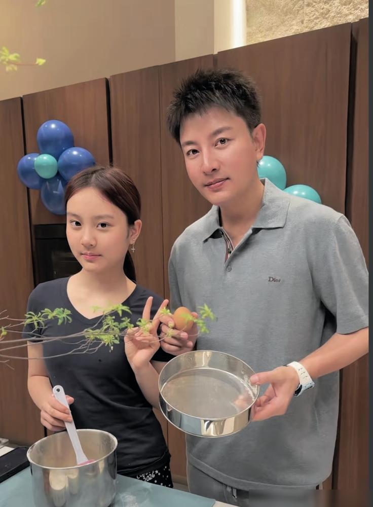 贾乃亮42岁生日，几十万的派对说不办就不办，就为了守着女儿等一个烤箱断电的蛋糕。