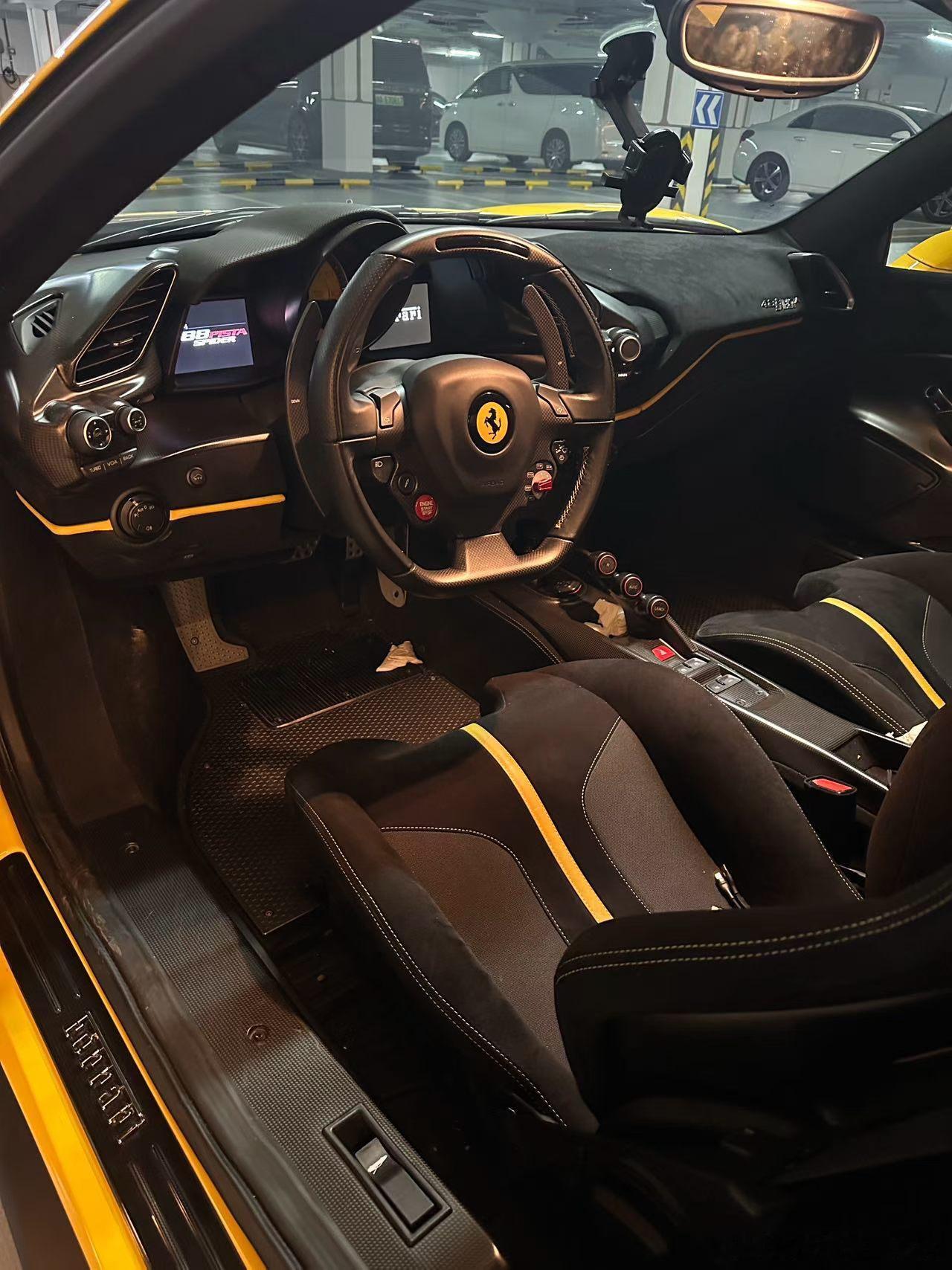 法拉利 488 Pista Spider 黄/黑黄翻毛皮 19年上牌 2900公