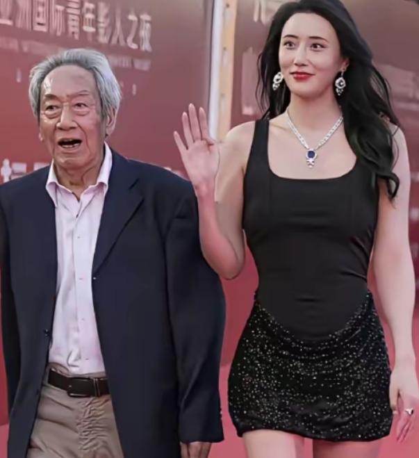 80 岁老戏骨王奎荣，居然娶了个年轻漂亮的老婆！更让人想不到的是，当初是女方主动