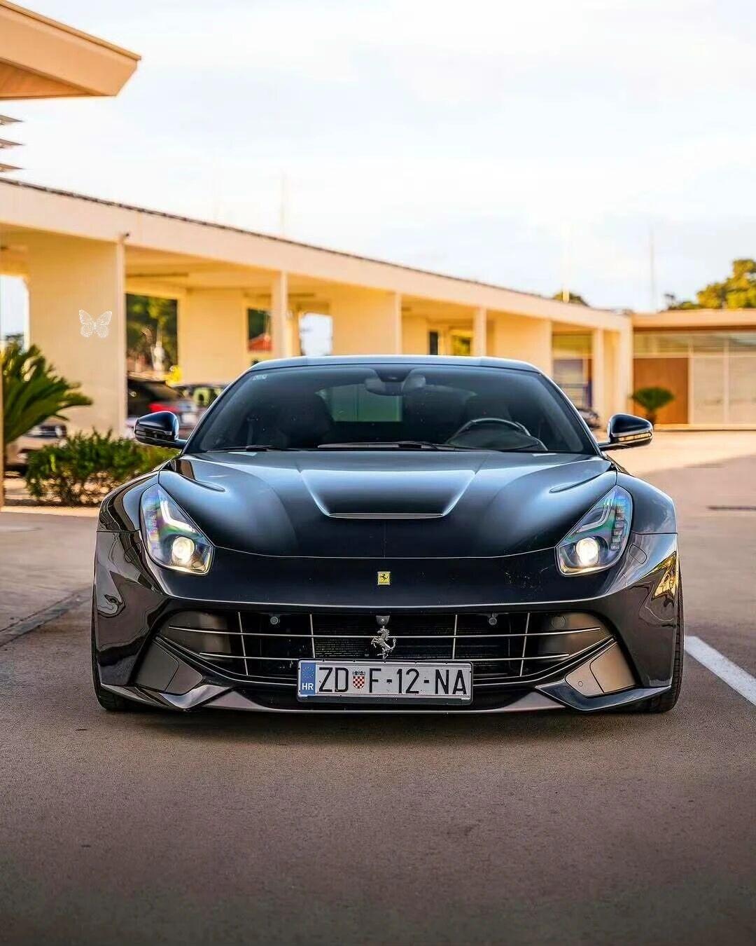 黑武士法拉利F12，一眼沦陷的性感暴击当黑色邂逅法拉利F12的凌厉腰线，每一道弧