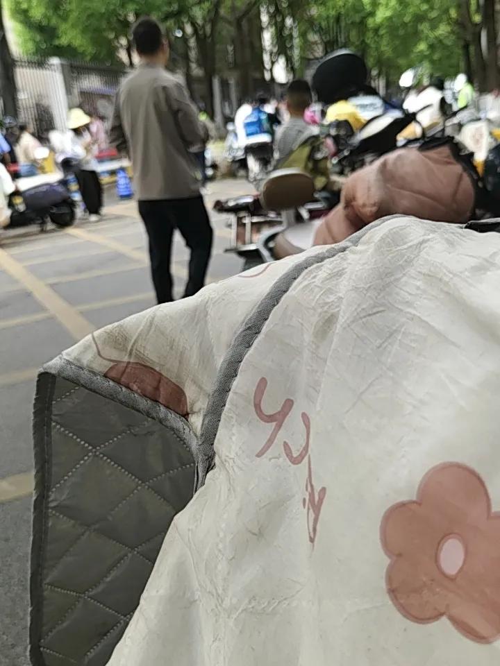 在昆明，每天送小孩上学那真跟打仗似的。早上闹钟响几遍，孩子都赖在被窝里不起来，好