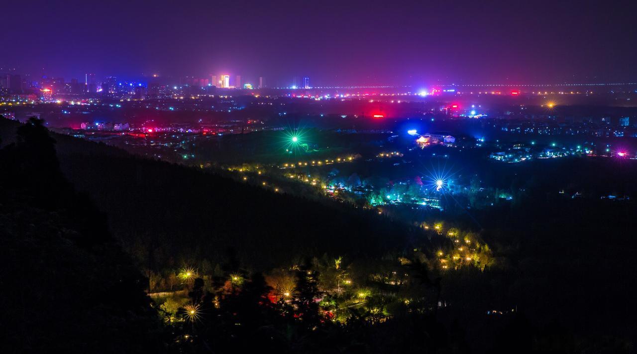 夜色渐浓，暖意相伴，愿你带着满心欢喜入睡，醒来遇见满格温柔。晚安