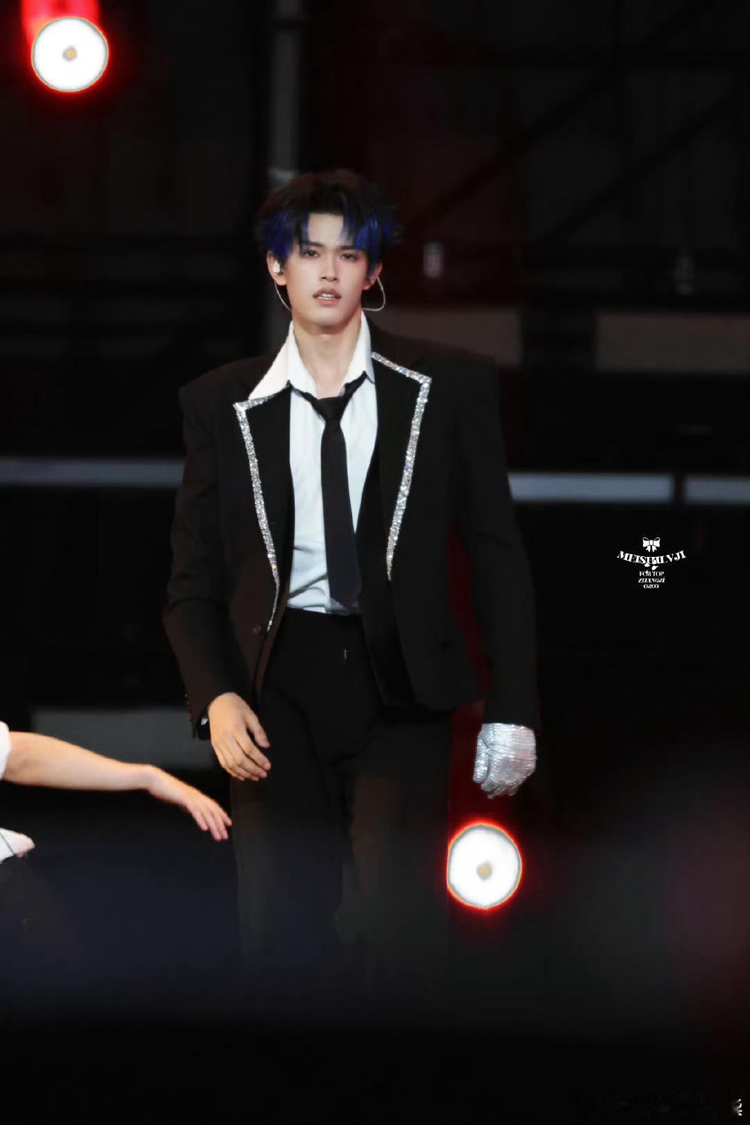 张极c位烧舞dangerous 张极的《Dangerous》舞台张力十足，动作利