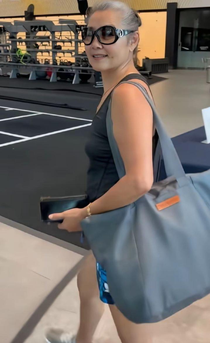 谁能看得出来这位身姿利落、活力满满的女士已经年过七旬？
 
今年71岁的姜黎黎，