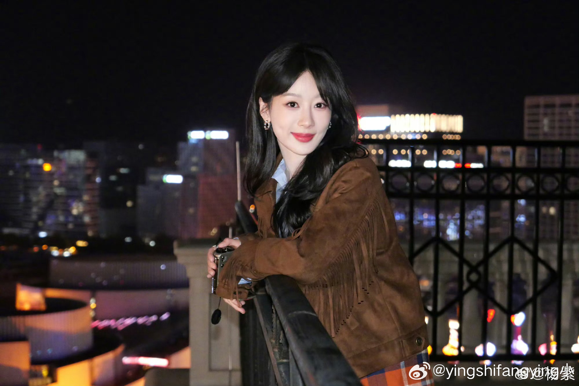 杨紫秋日氛围感风里满是秋意，杨紫状态超赞！实打实的美貌超吸睛，越夜越有韵味，举手