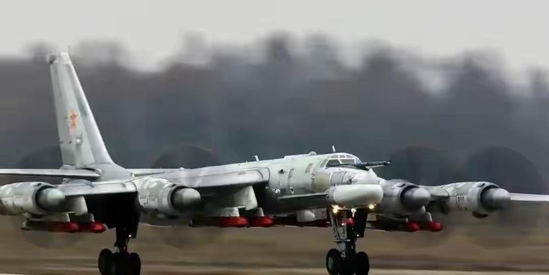 4枚导弹摧毁乌克兰无人艇基地和军火船