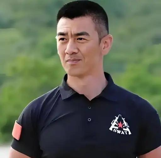 2004年，演员任天野突然接到大11岁继母的电话：“天野，我怀了你爸的宝宝。他却