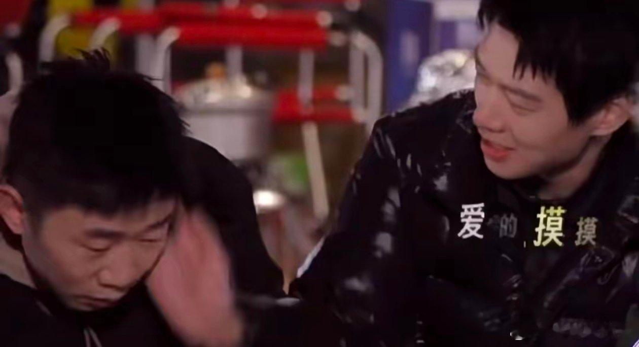 魏大勋杨迪 迪湘琴勋植树 谁懂这个画面的美好！杨迪闹闹腾腾超可爱，魏大勋安静守护