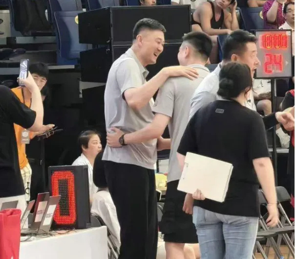 杨鸣比杜锋难一百倍，他是有苦说不出[笑而不语][笑而不语]1、韩德君年纪大了内线