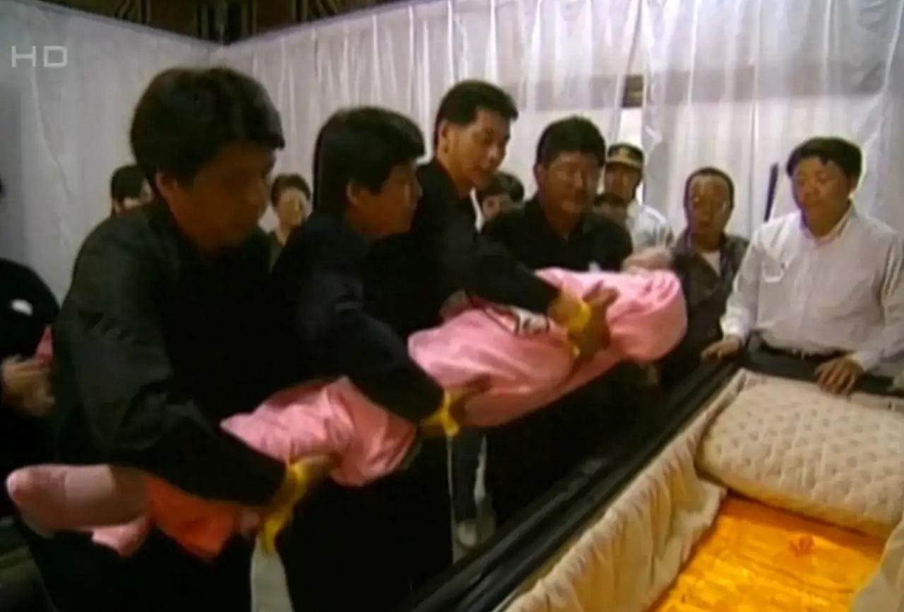 1995年，邓丽君突发哮喘因救治无效去世，这位全球有影响力的艺人，她的葬礼，差不