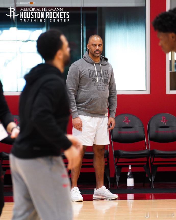 相同剧本！马刺末节逆转火箭 德州内战，马刺复刻上一场火箭的剧本，打出了一边倒了第